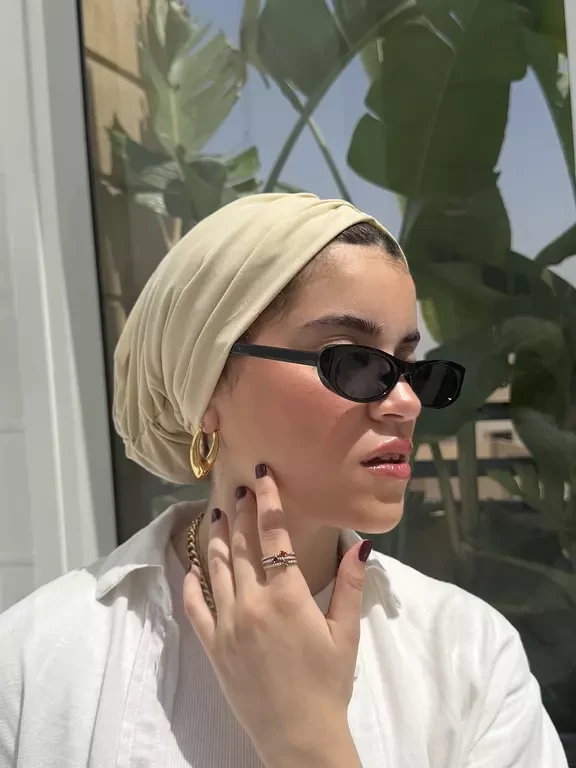 The creamy beige turban