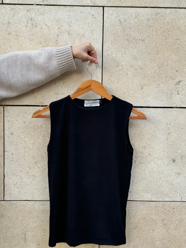 Sleeveless Black Basic